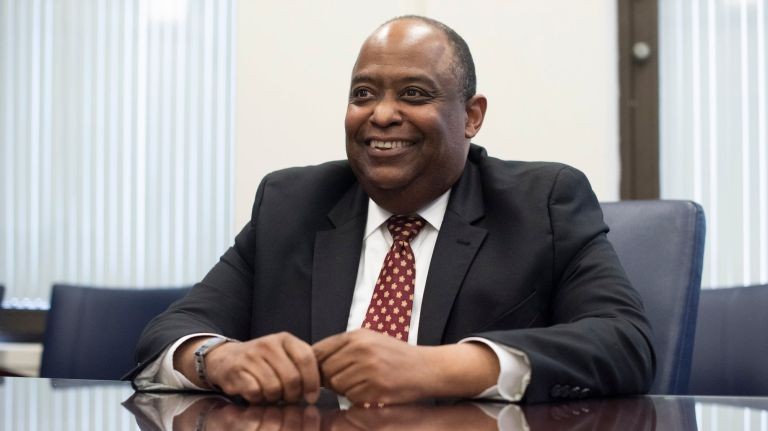 The Honorable Ernest Hart ’83, a New York State Supreme Court judge, has been named the new Chief Legal Officer of the New York City Police Department (NYPD). Hart began his legal career as a prosecutor for the Manhattan District Attorney’s Office, later becoming an Assistant District Attorney. He previously served as a judge in the New York City Criminal Court and he has served as Chair of the city’s Civilian Complaint Review Board.  In his new role, Judge Hart oversees the NYPD’s Legal Bureau, which aids law enforcement regarding legal matters, such as interpreting and enforcing laws, ensuring the department is operating lawfully, and developing legislation pertaining to both the NYPD and public safety concerns.  For more on Judge Hart’s new role, please visit the story on AM New York.