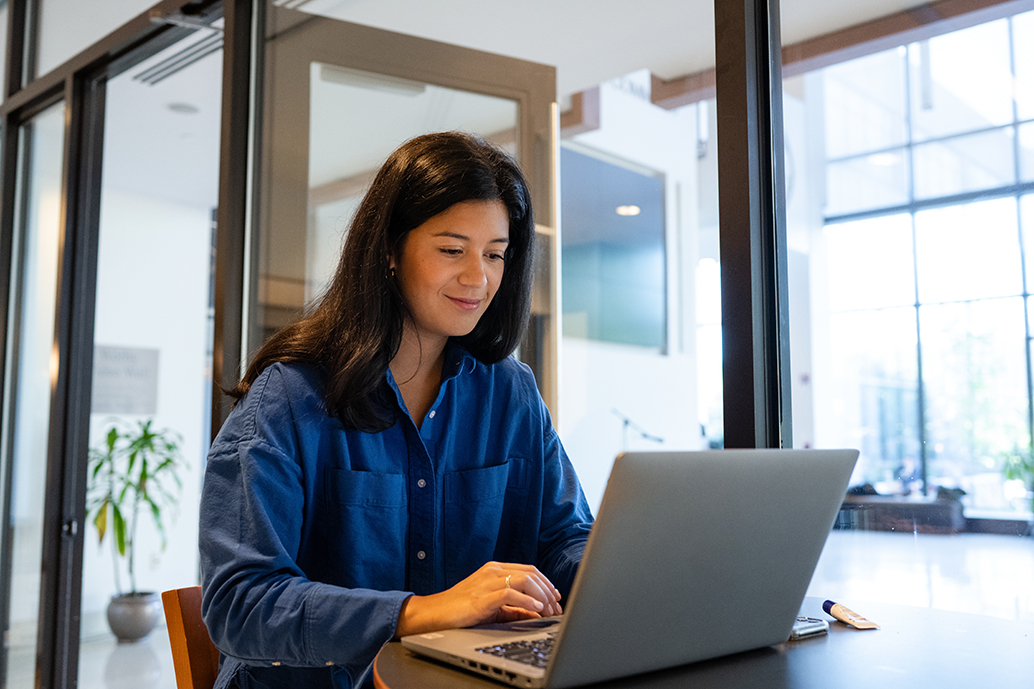 Women works on laptop