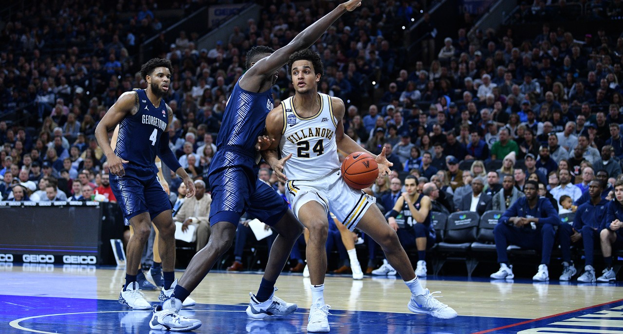 Jeremiah Robinson-Earl playing basketball